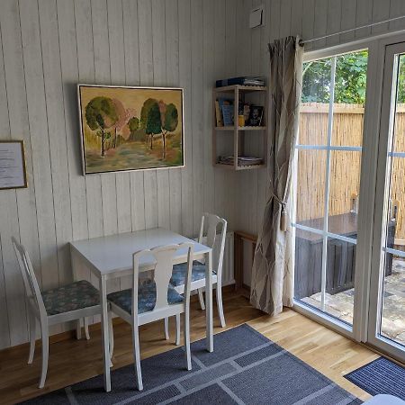 Cute Little Cottage In Hoellviken エクステリア 写真