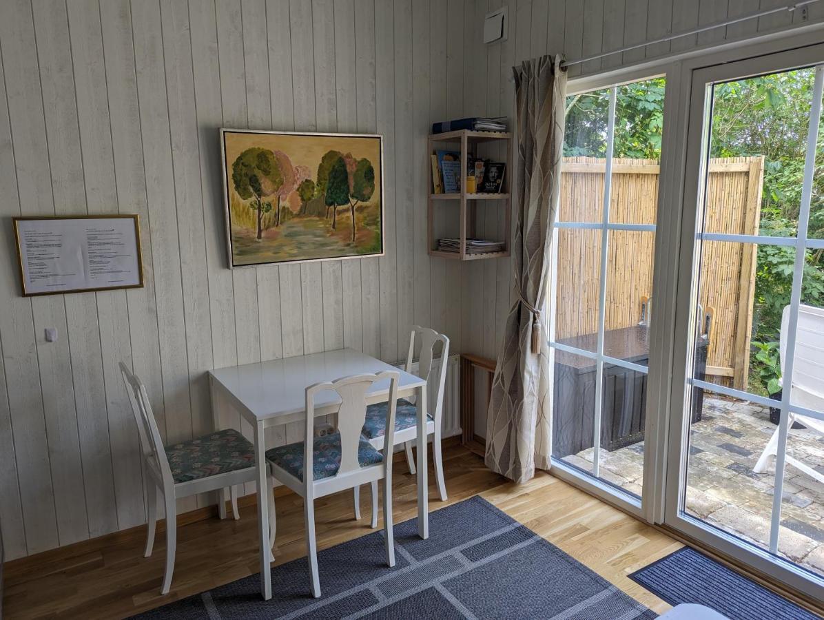 Cute Little Cottage In Hoellviken エクステリア 写真
