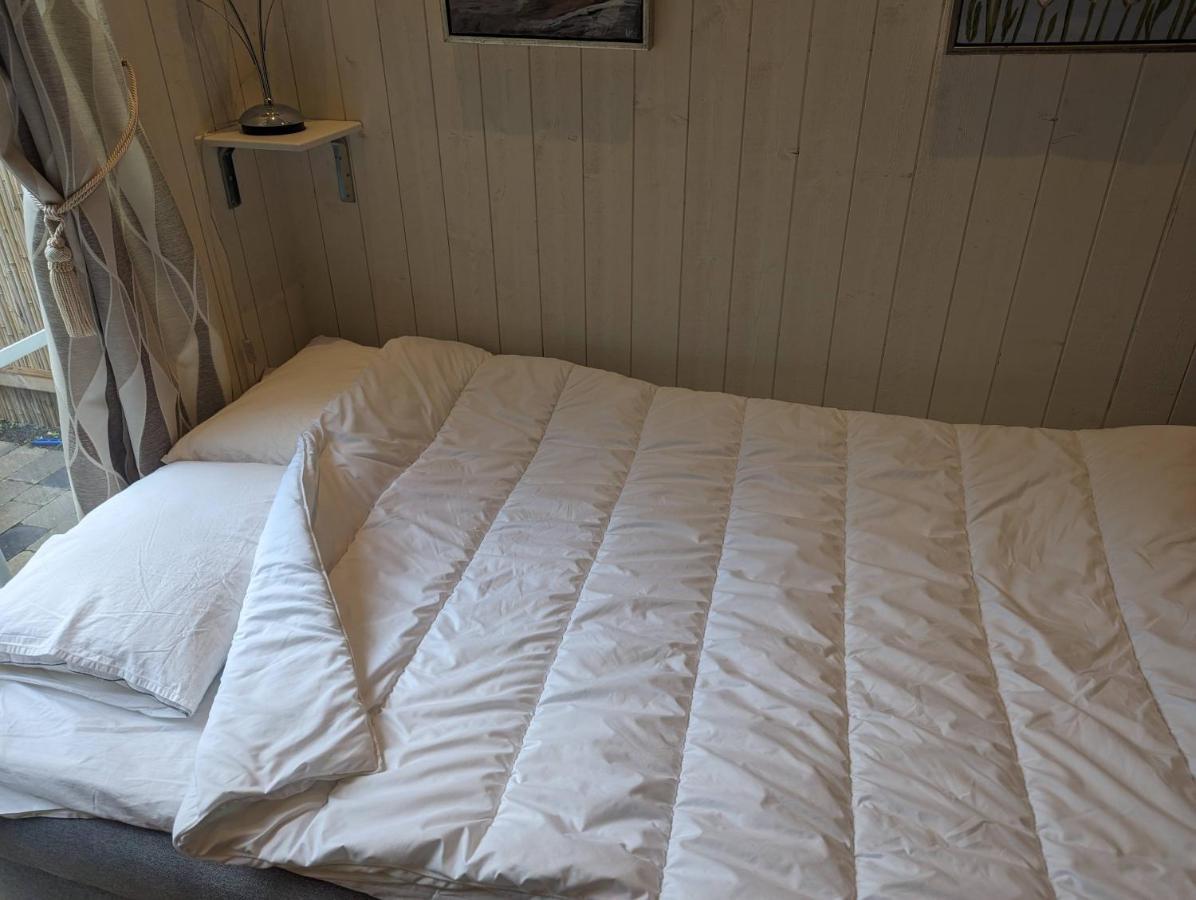 Cute Little Cottage In Hoellviken エクステリア 写真